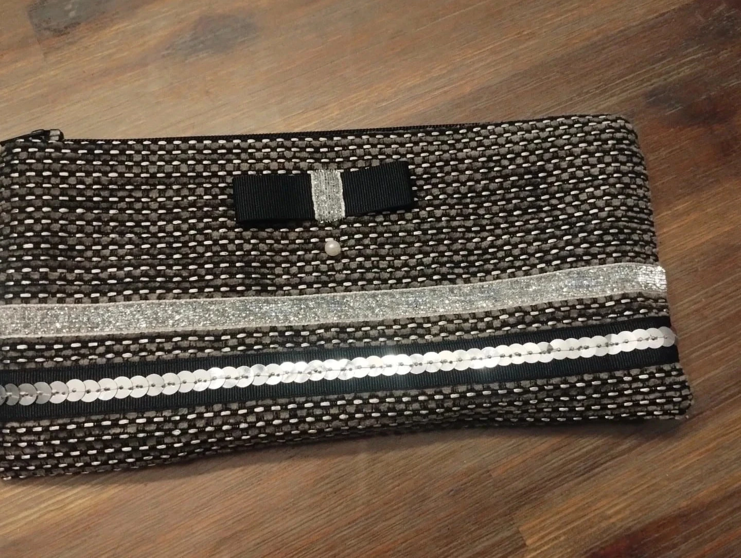 Petite pochette noir/grise à sequins,Marion et Julie